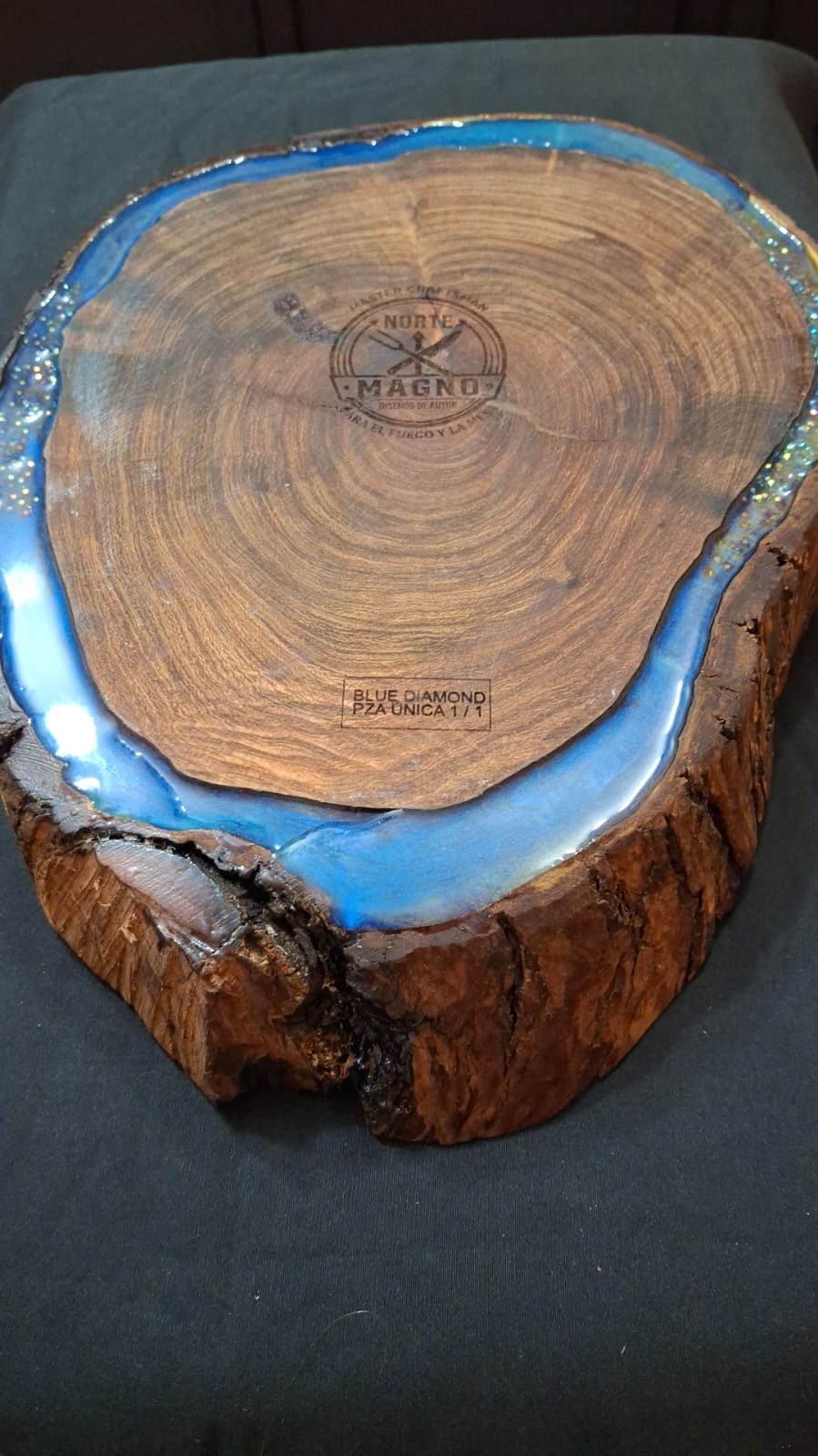 BLUE DIAMOND — Tabla de mezquite con resina azul y destellos iridiscentes
