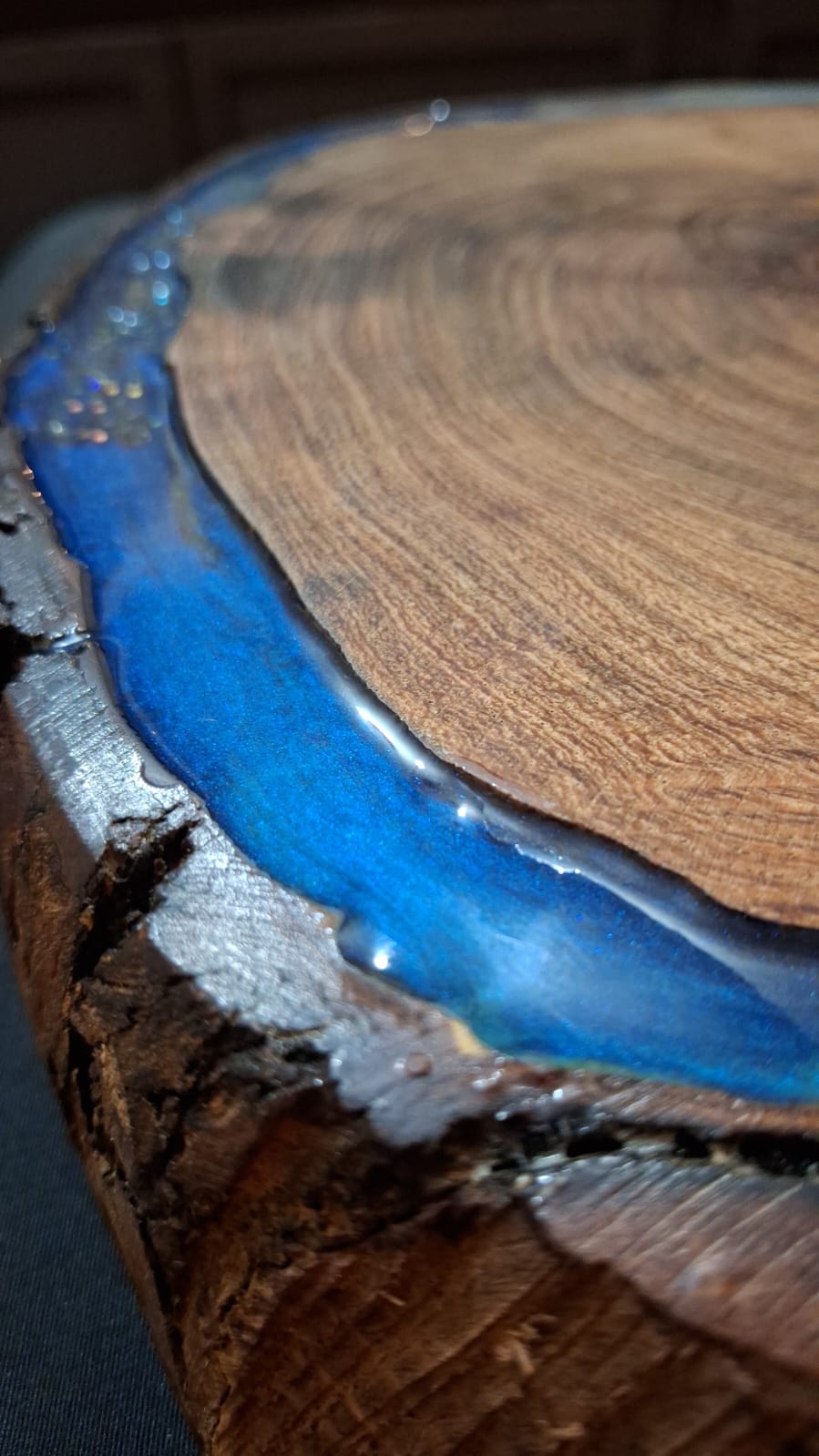 BLUE DIAMOND — Tabla de mezquite con resina azul y destellos iridiscentes