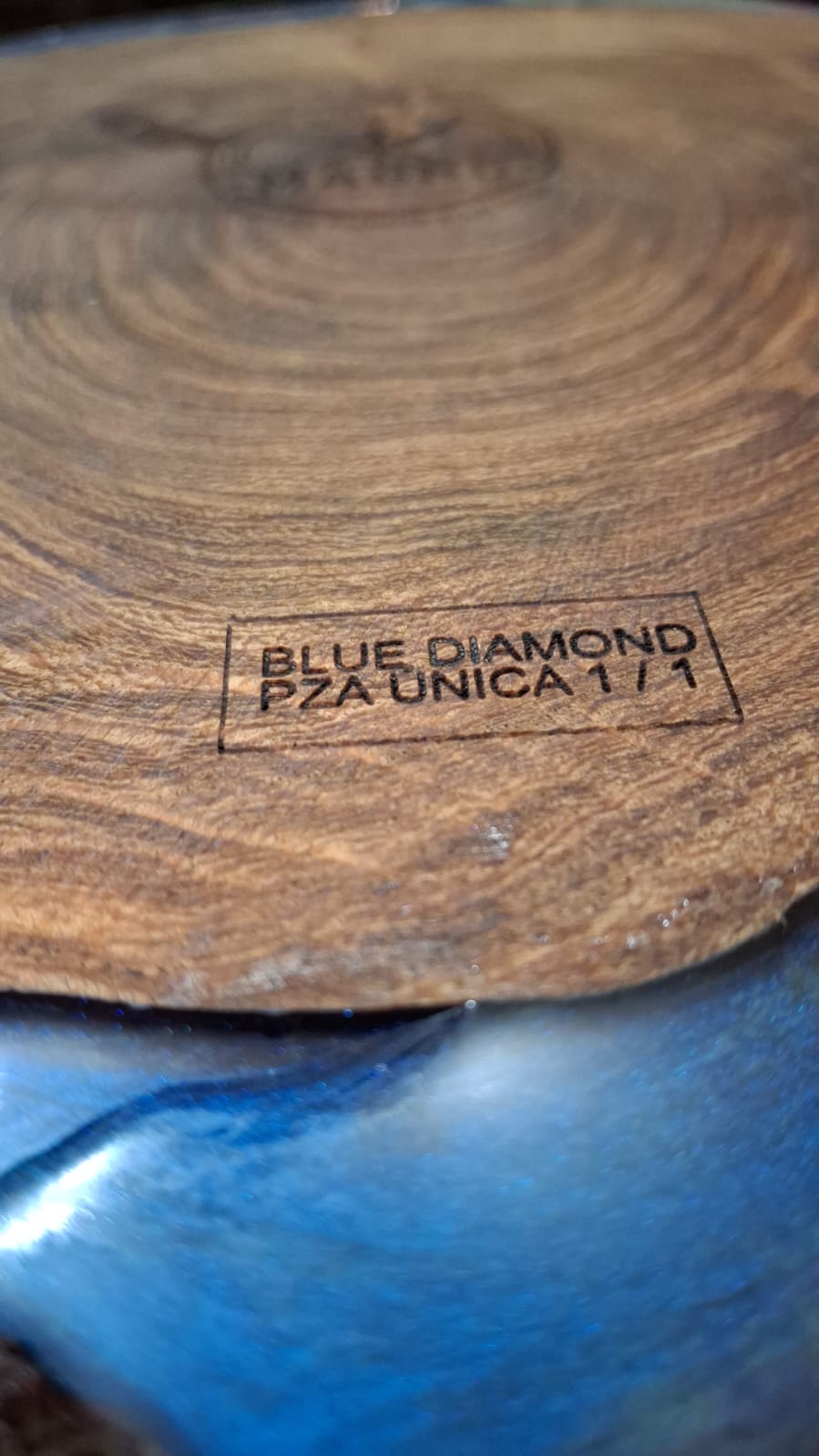 BLUE DIAMOND — Tabla de mezquite con resina azul y destellos iridiscentes