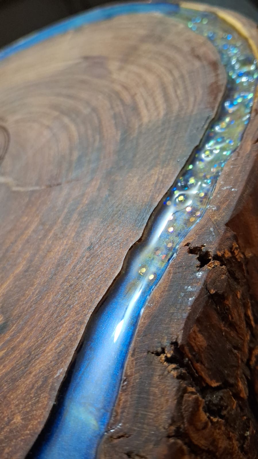 BLUE DIAMOND — Tabla de mezquite con resina azul y destellos iridiscentes