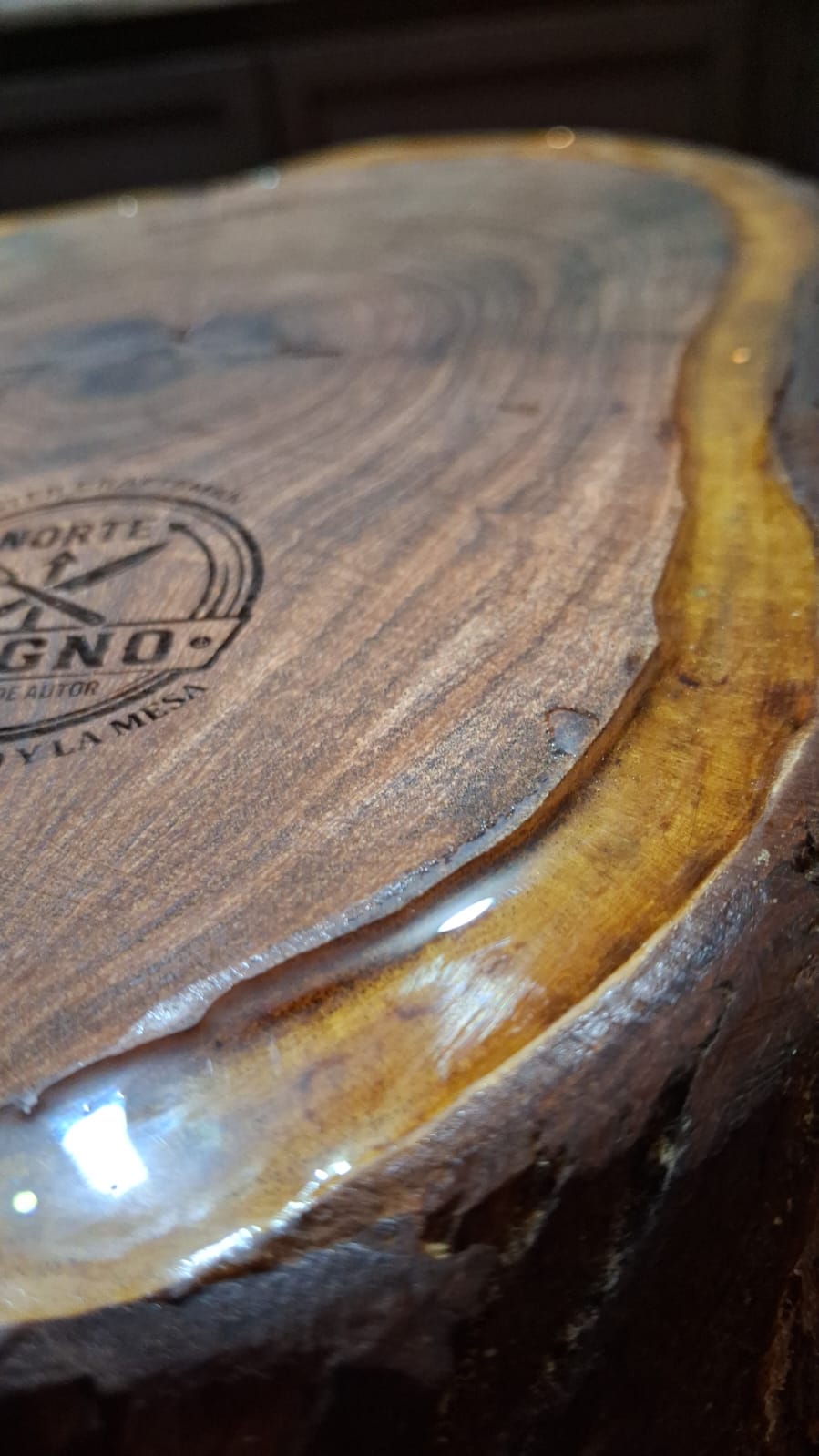 FUEGO ETERNO — Tabla de mezquite con resina ámbar | Pieza única 1/1