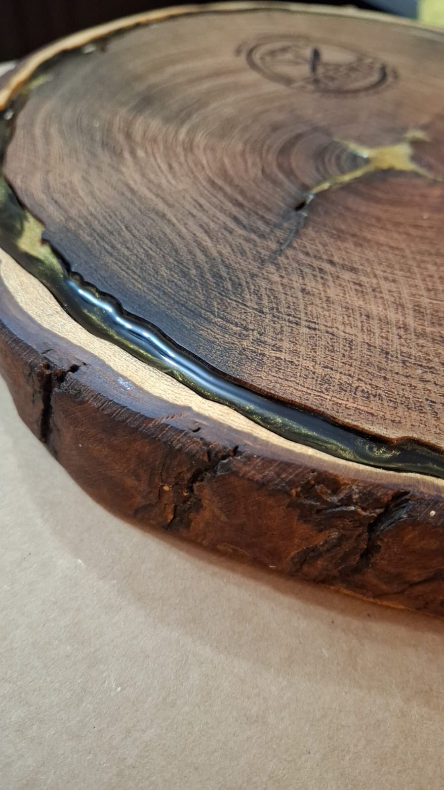 LAVA — Tabla de mezquite con resina negra y pigmento dorado