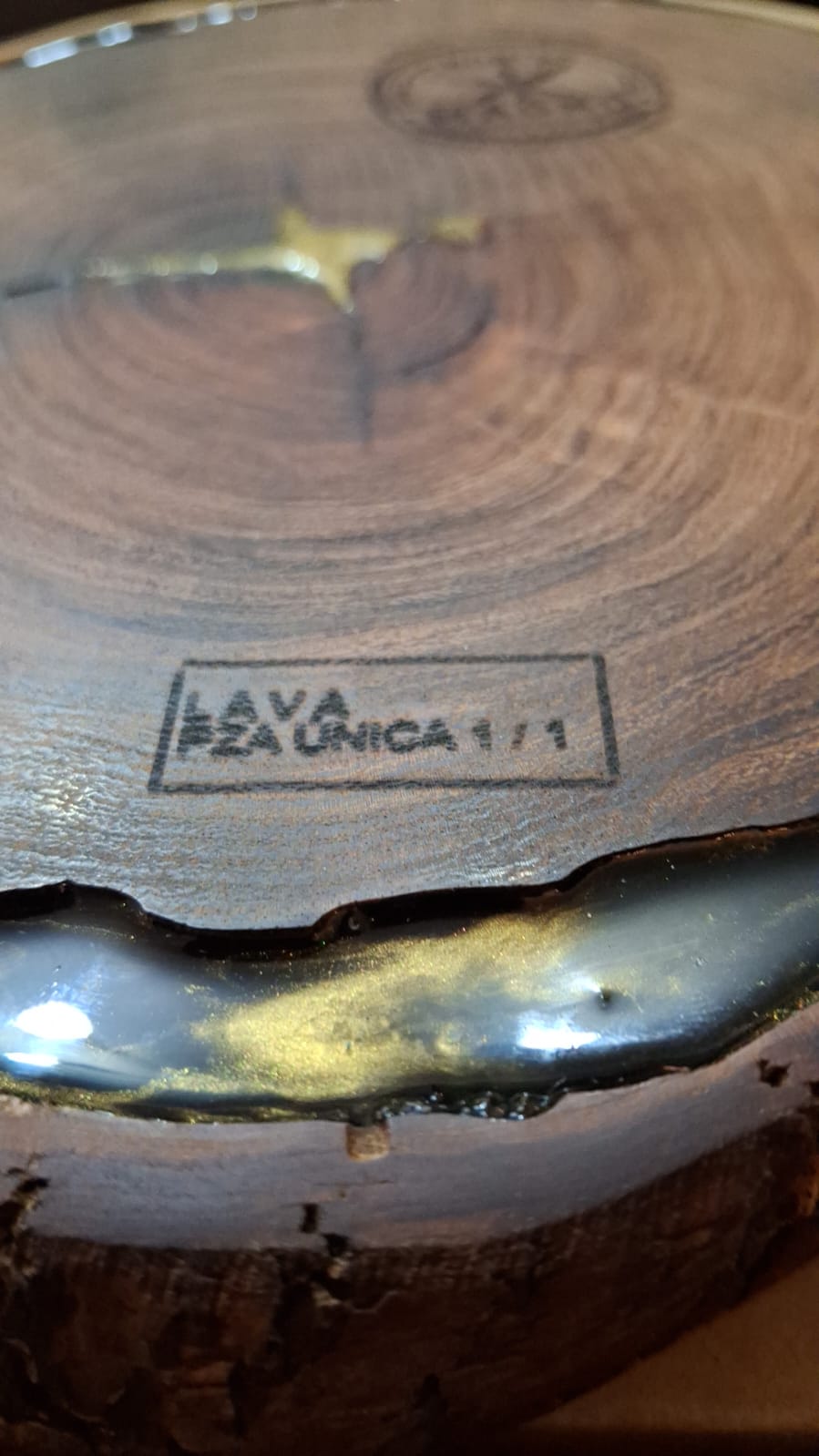 LAVA — Tabla de mezquite con resina negra y pigmento dorado