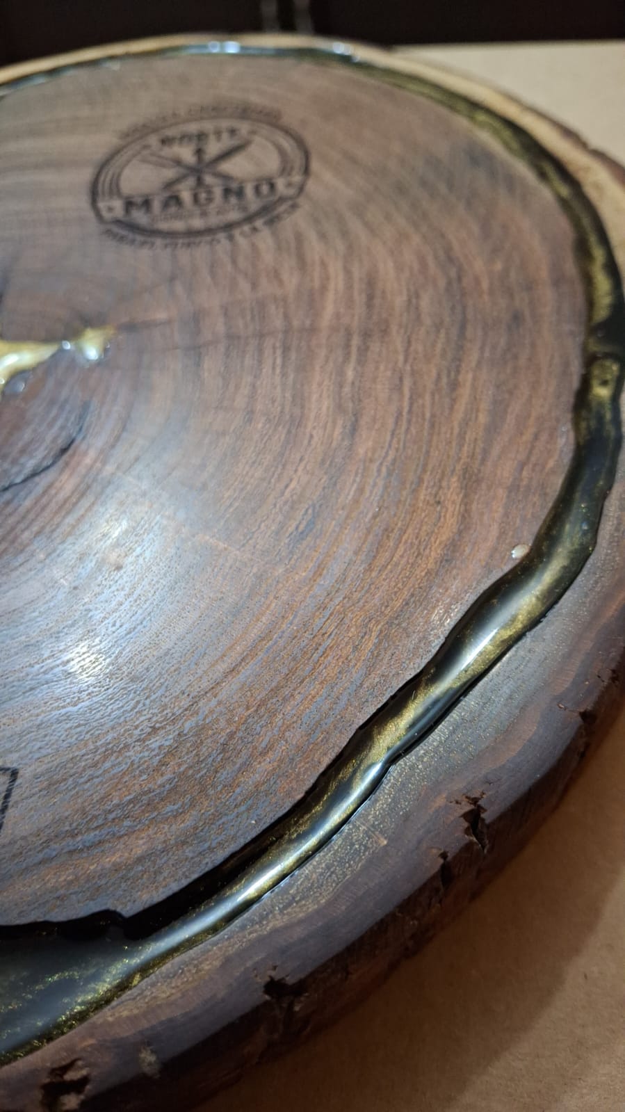LAVA — Tabla de mezquite con resina negra y pigmento dorado