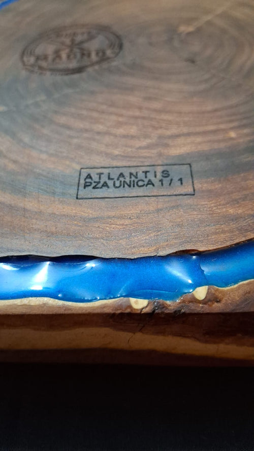 ATLANTIS — Tabla de mezquite con resina azul | Pieza única 1/1