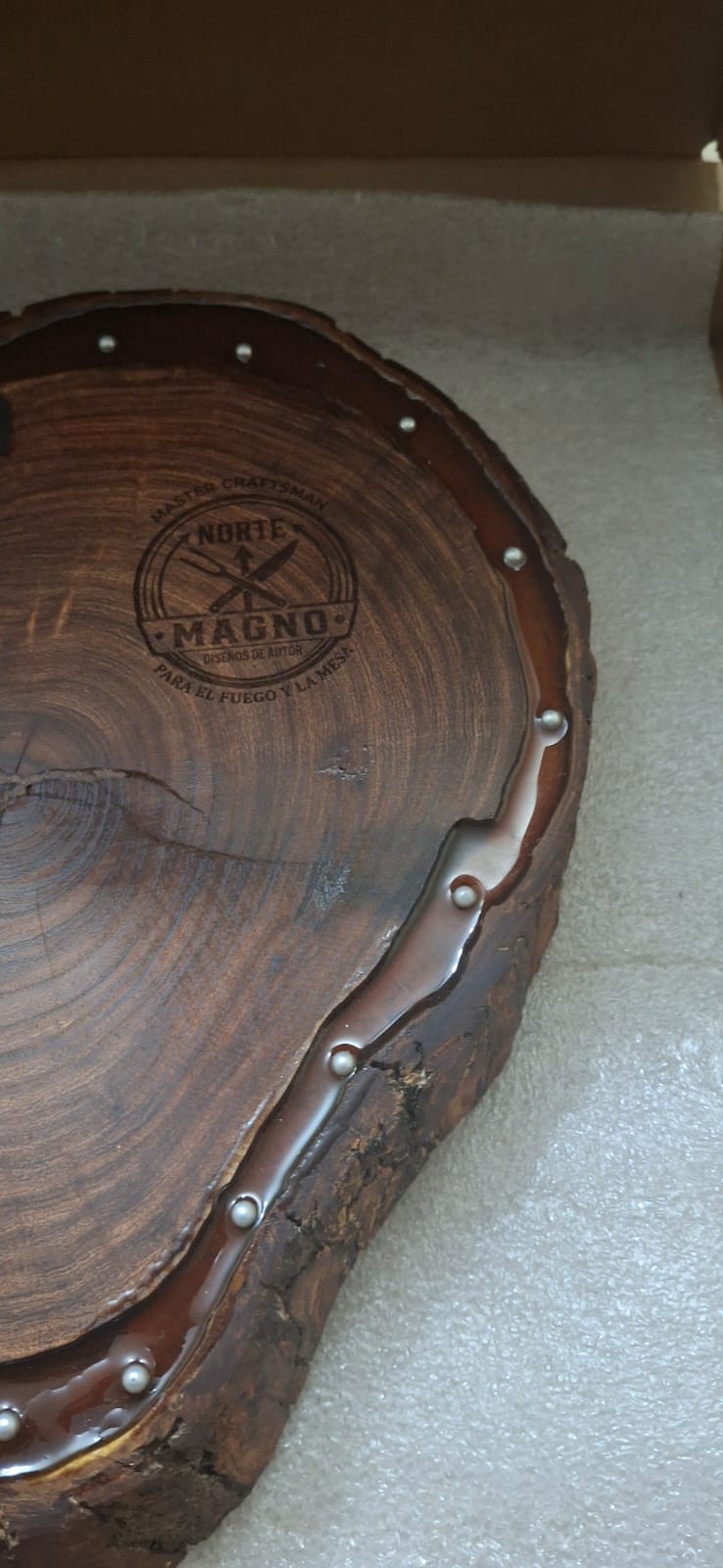 VAMPIRE — Tabla de Mezquite con Resina Roja y perlas