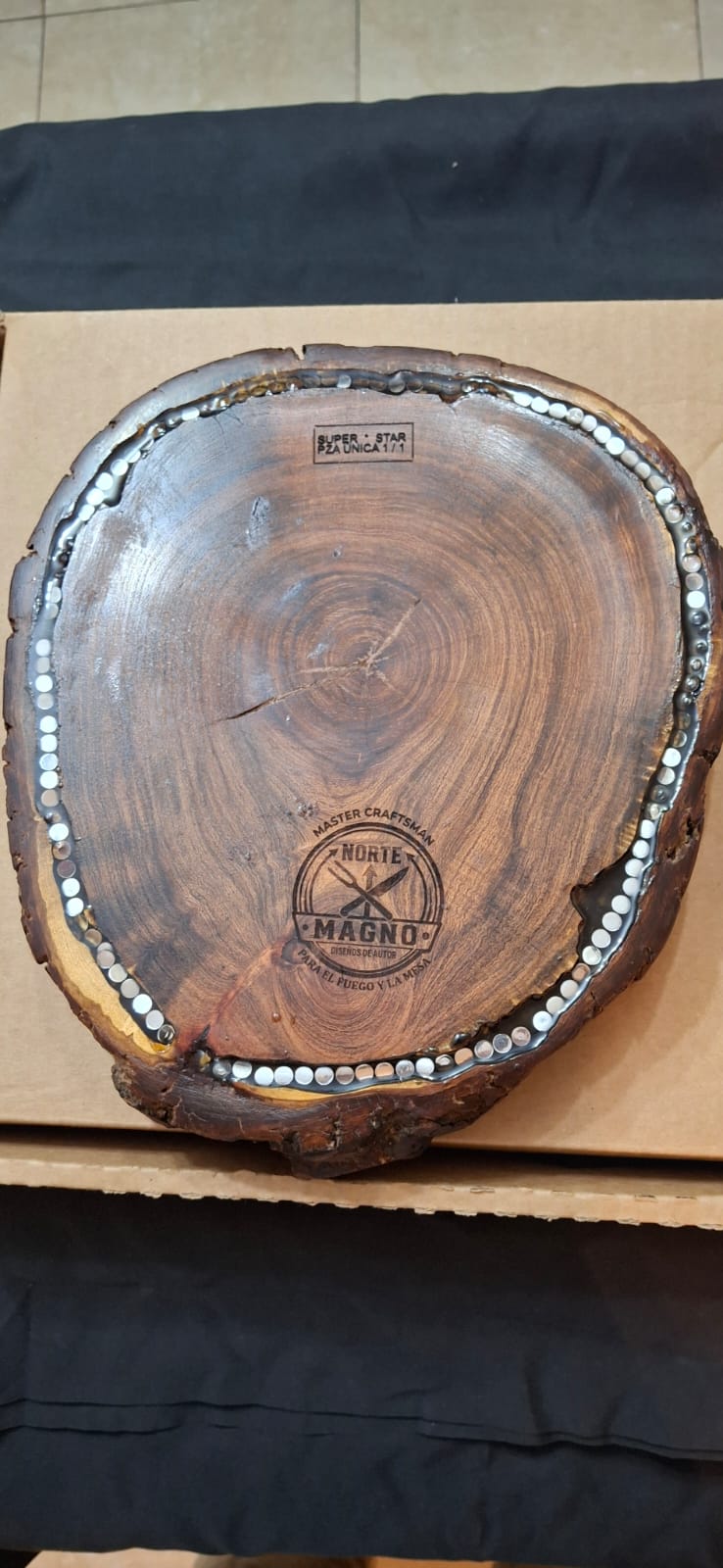 ROCKSTAR — Tabla de mezquite con resina y detalles metálicos