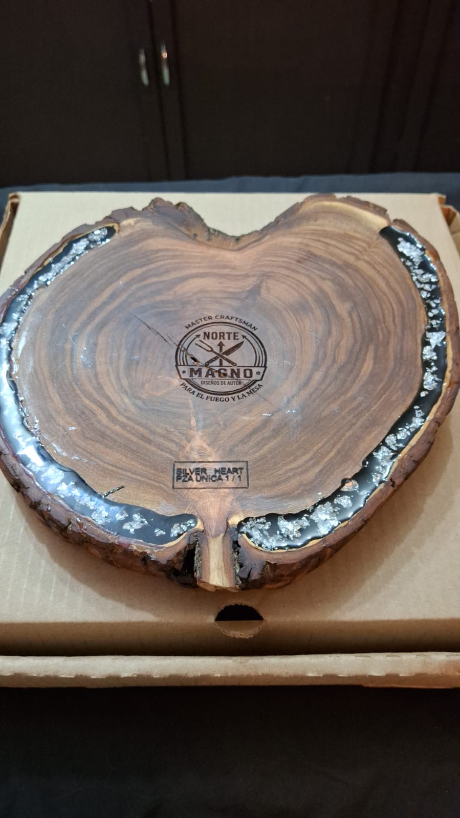 SILVER HEART — Tabla de mezquite con resina negra y detalles plateados