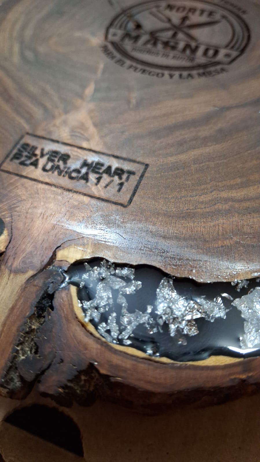 SILVER HEART — Tabla de mezquite con resina negra y detalles plateados