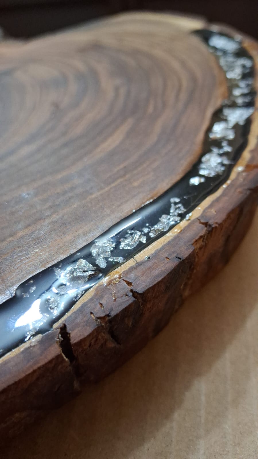 SILVER HEART — Tabla de mezquite con resina negra y detalles plateados